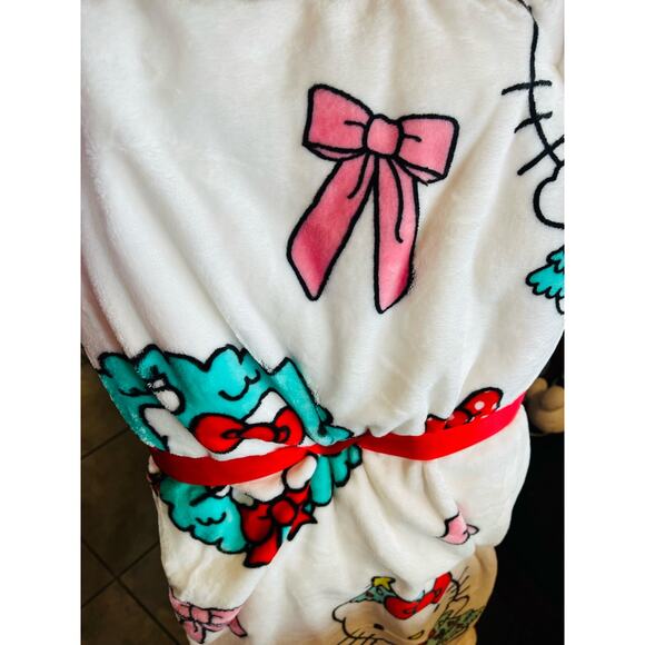 Hello Kitty Christmas 2 pack throws one pink and one white with matching coffee - Picture 5 of 12